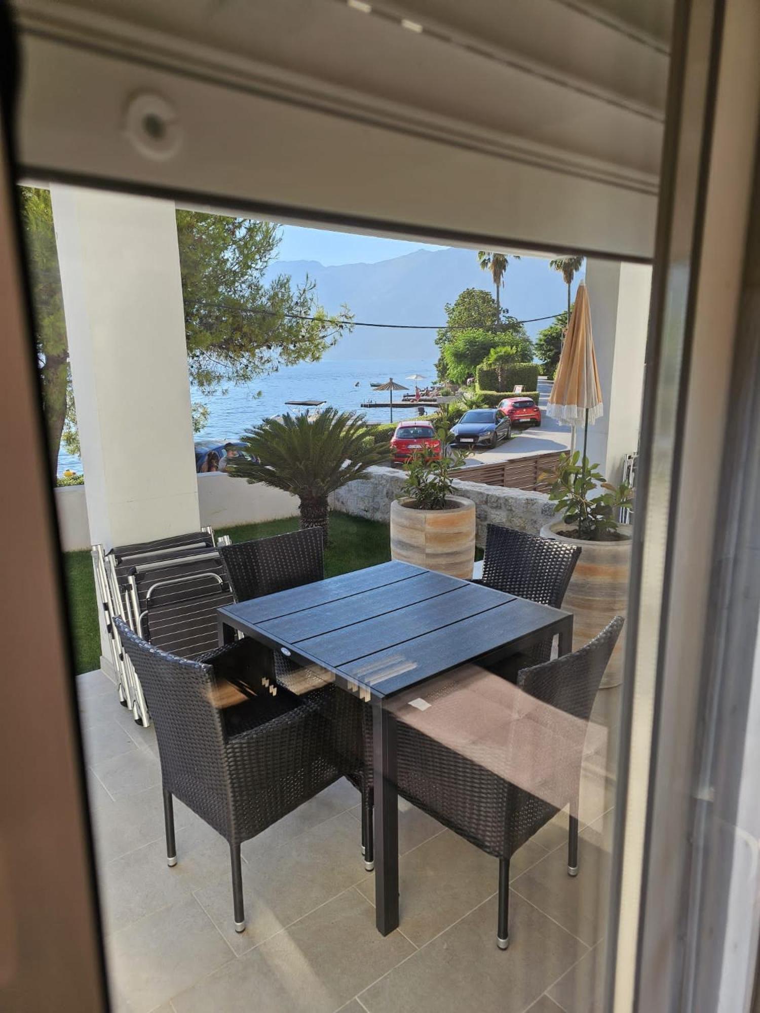 Waterfront Apartment Petrovina Kotor Eksteriør billede
